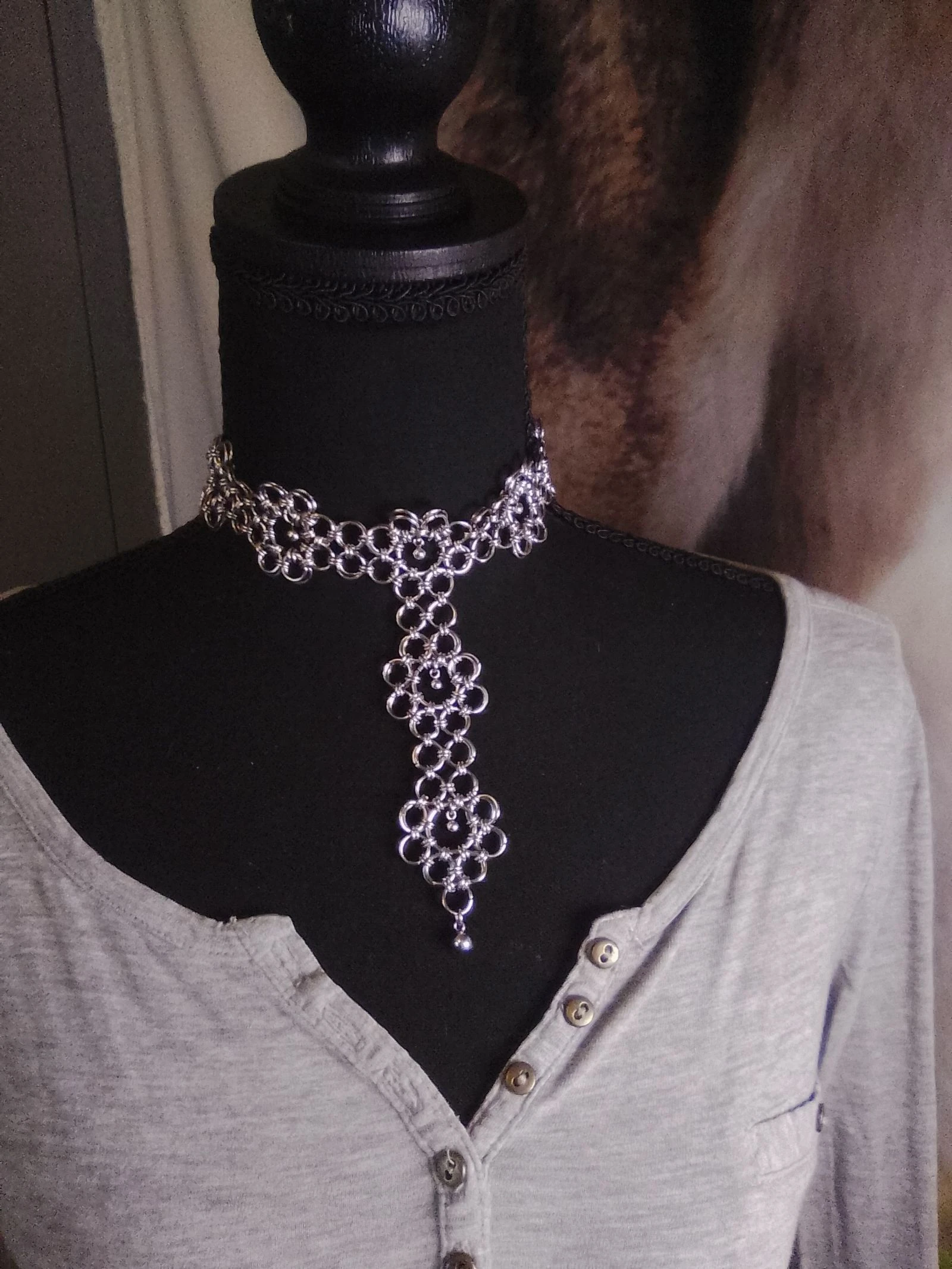 Collier choker décolleté "marguerite" chainmail japonais